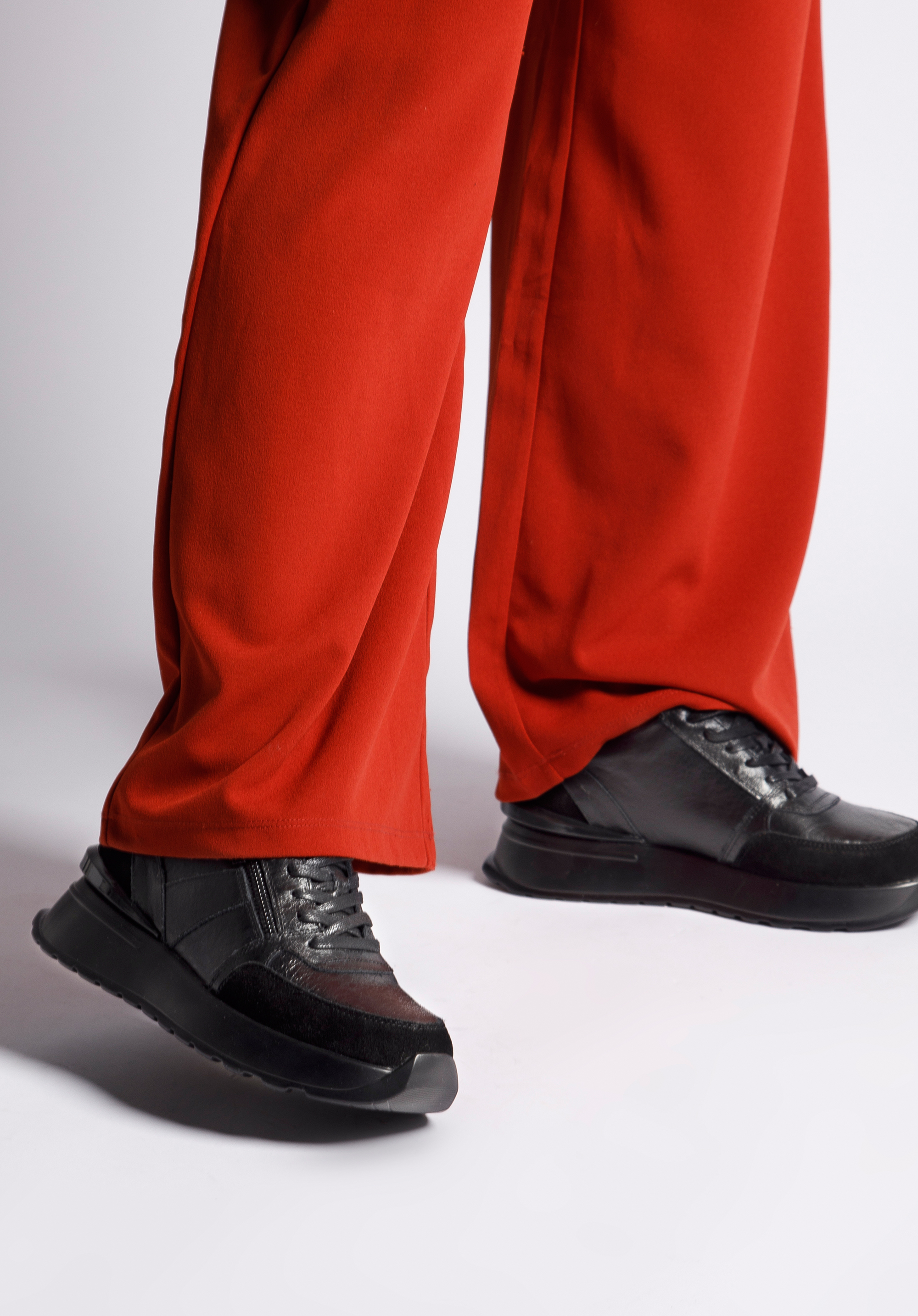 Damskie sneakersy skórzane na platformie, czarno-złoty, 92-D-963-1-41, Zdjęcie 1