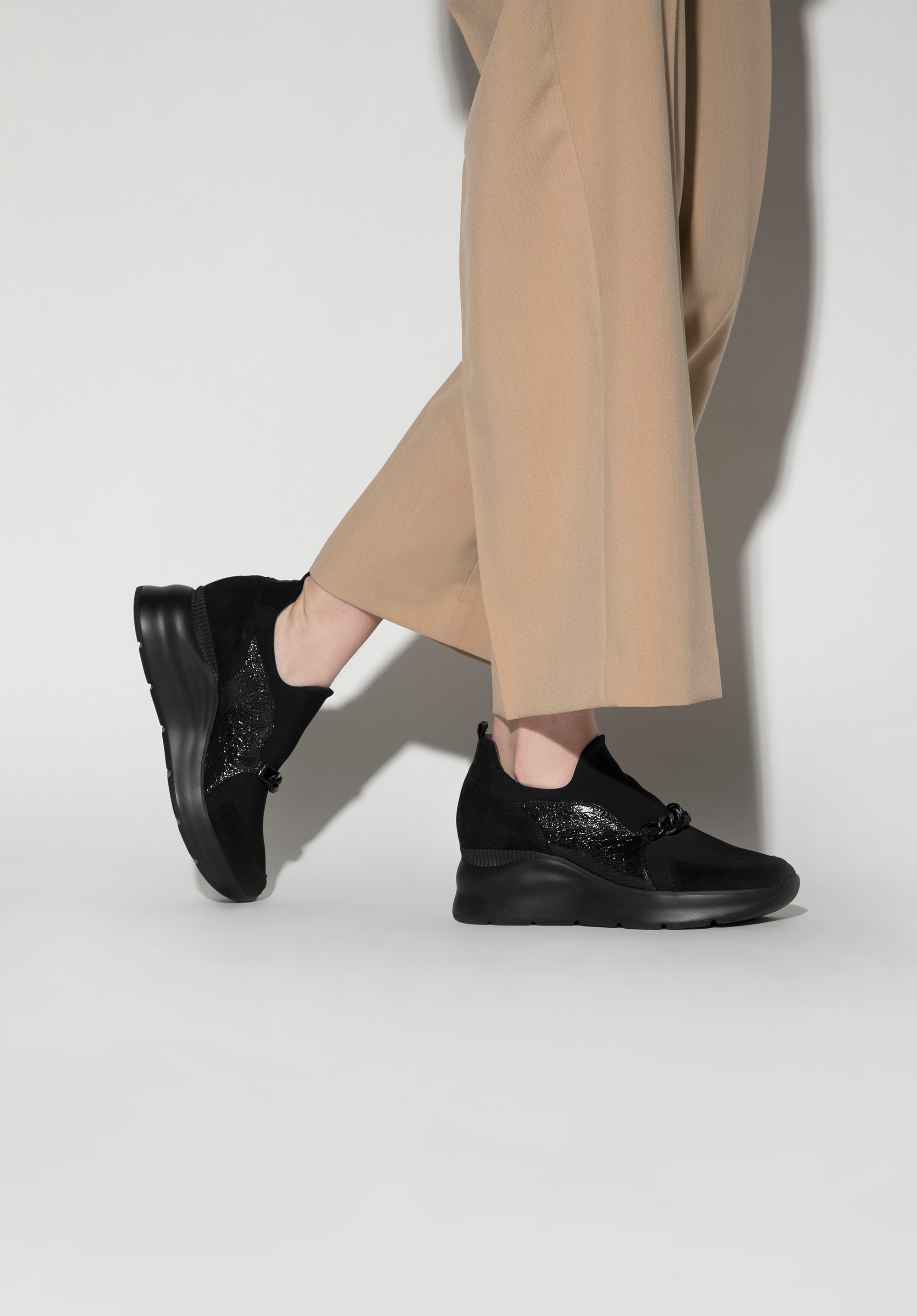 Damskie sneakersy skórzane z łańcuchem