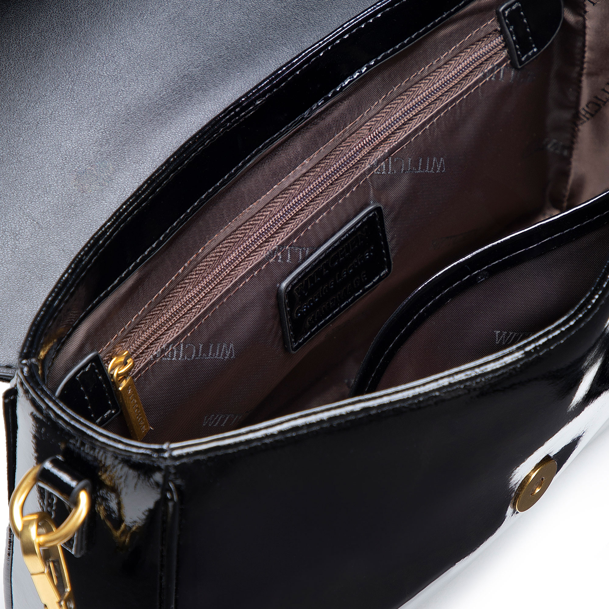 Čierna crossbody kabelka z lakovanej kože s ozdobnými cvokmi a klopou 102-4E-200-1, Vyberte variant čierna