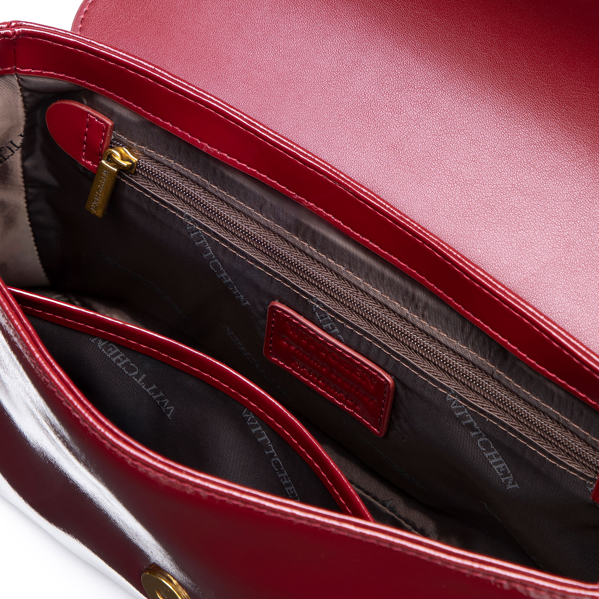 Bordová crossbody kabelka z lakovanej kože s ozdobnými cvokmi a klopou 102-4E-200-3, Vyberte variant bordová