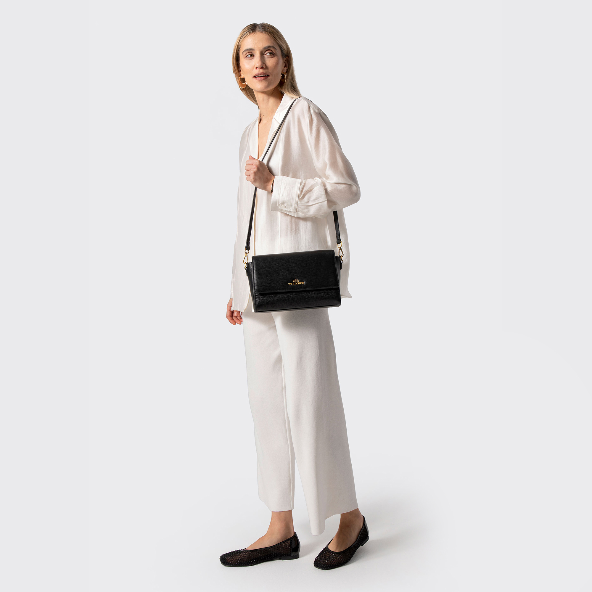 Čierno-zlatá crossbody kabelka z prírodnej kože s klopou 102-4E-211-1G, Vyberte variant čierno-zlatá