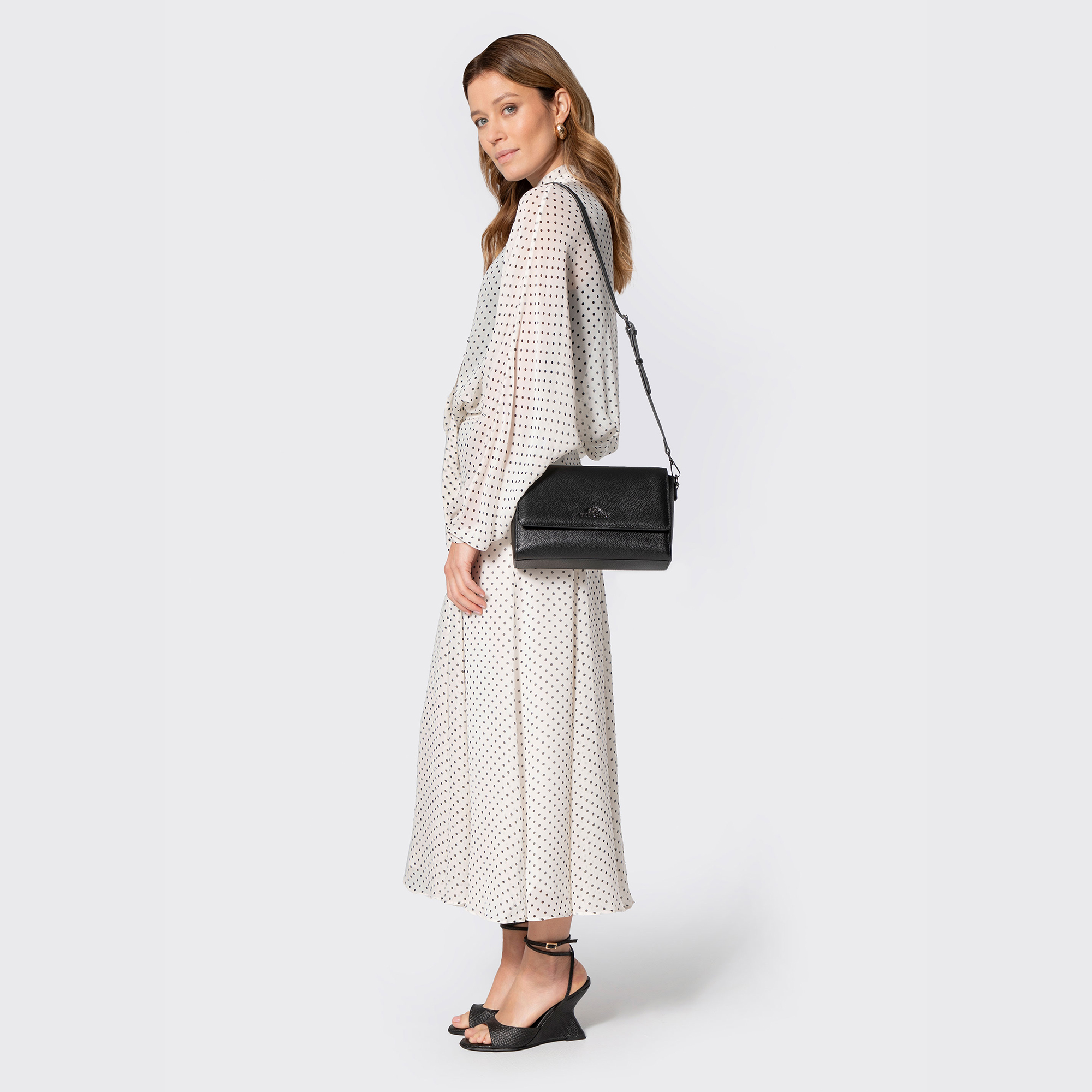 Čierno-strieborná crossbody kabelka z prírodnej kože s klopou 102-4E-211-1S, Vyberte variant čierno-strieborná