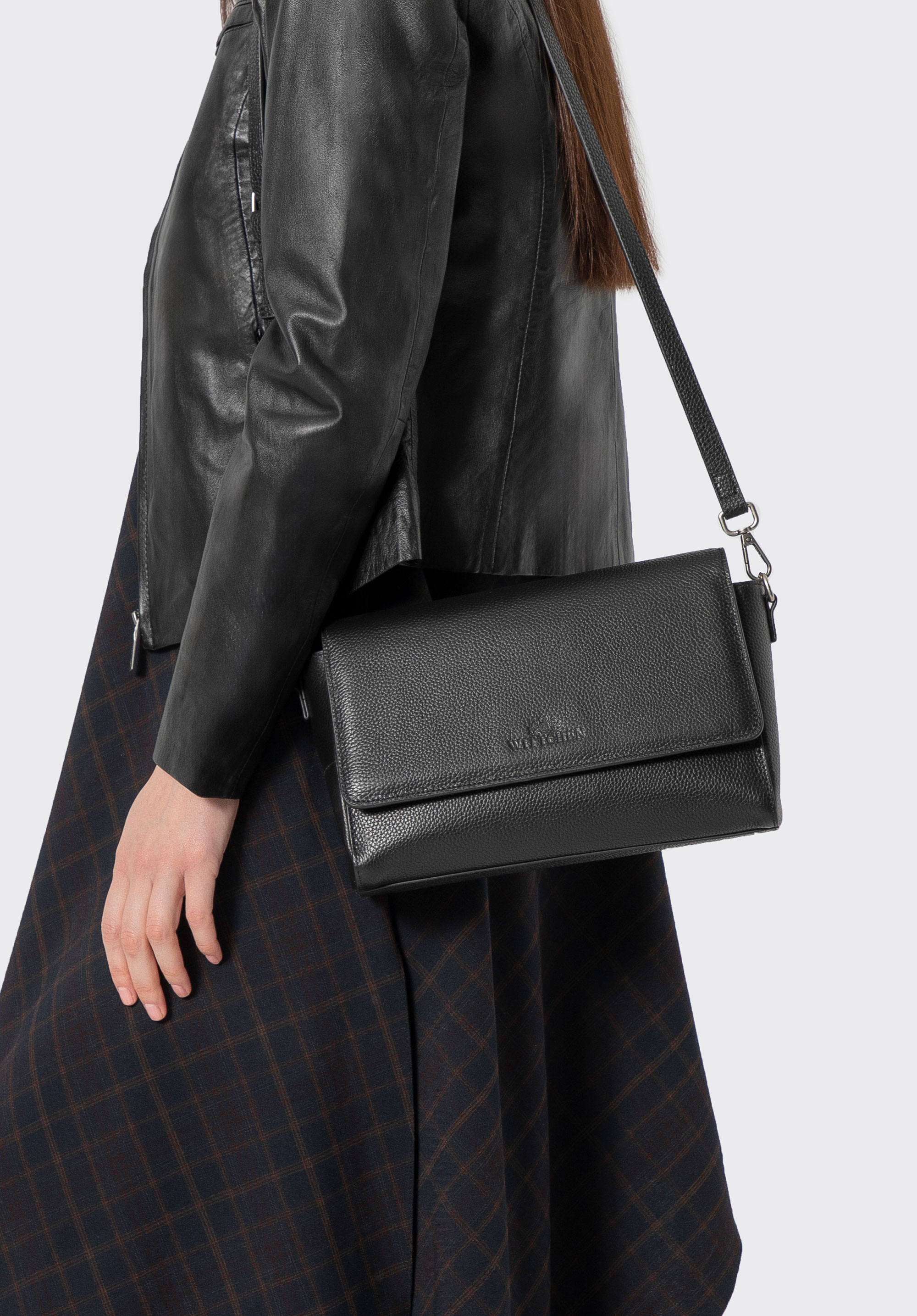 Elegant leather flap bag with logo, black, 102-4E-210-1, Photo 1