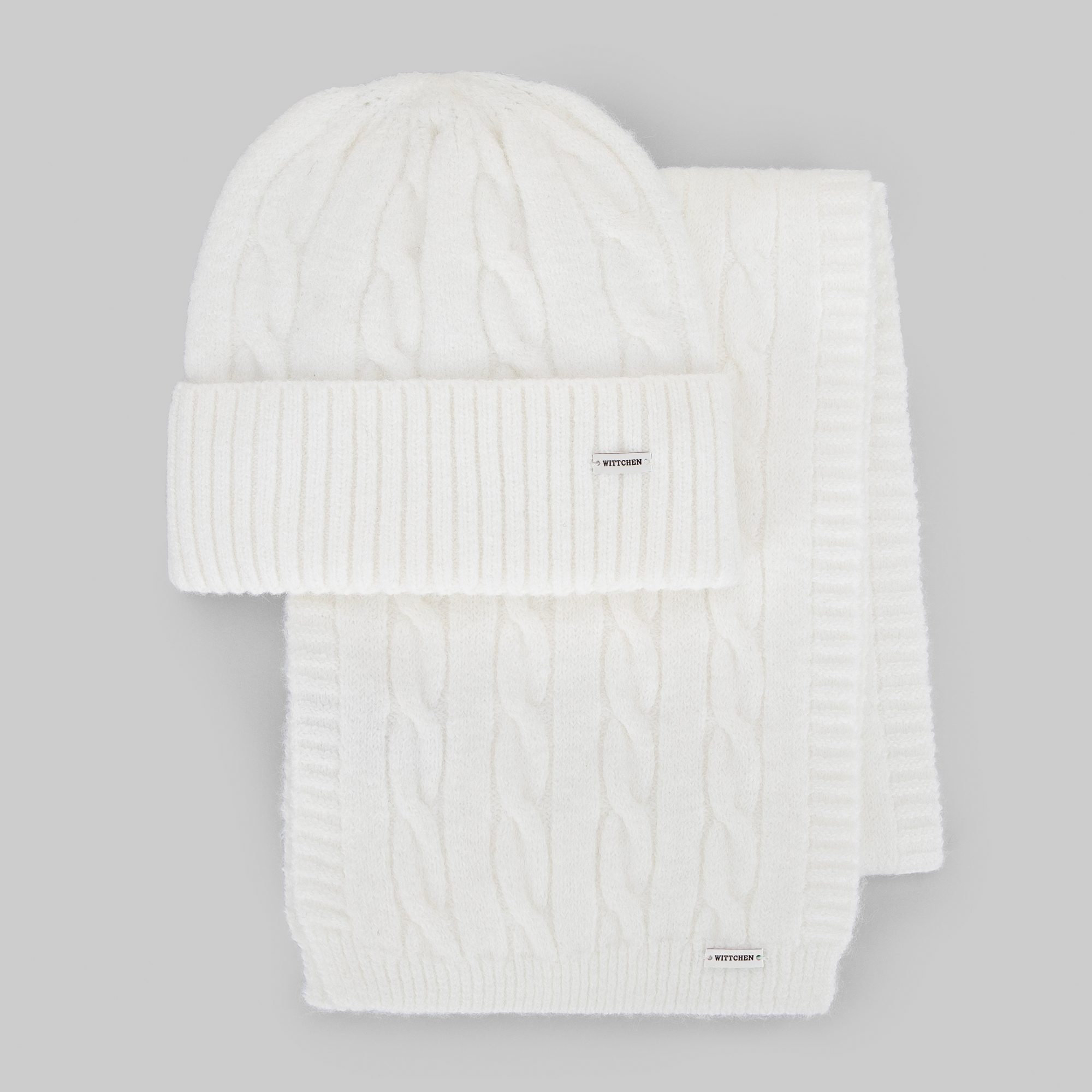 Dámsky zimný komplet – biela čiapka s brmbolcom a šál s vrkočovým vzorom 101-SF-020-0