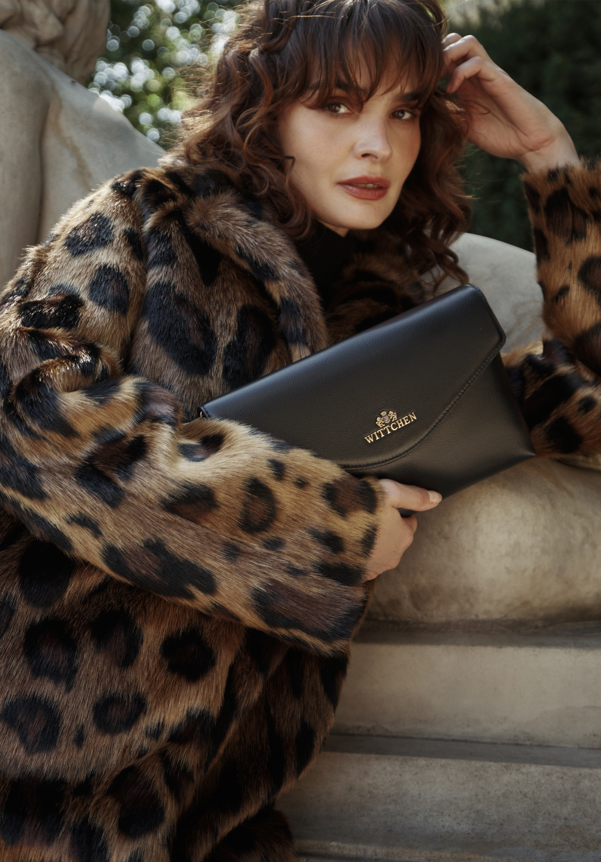 Listonoszka ze skóry naturalnej z trójkątną klapą, czarny, 101-4E-611-1, Zdjęcie 1