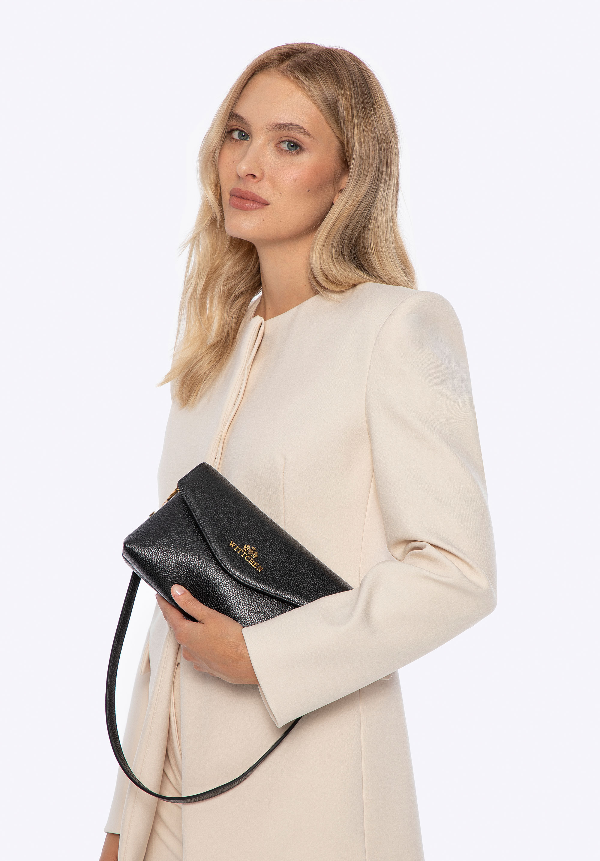 Listonoszka ze skóry naturalnej z trójkątną klapą, czarny, 101-4E-611-1, Zdjęcie 1