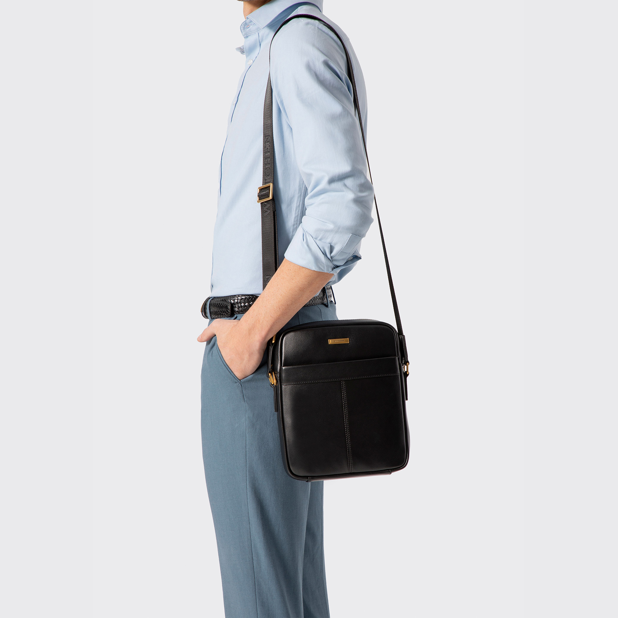 Malá pánska kožená crossbody taška s prešívaním čierno-zlatá 102-4U-605-1G, Vyberte variant čierno-zlatá