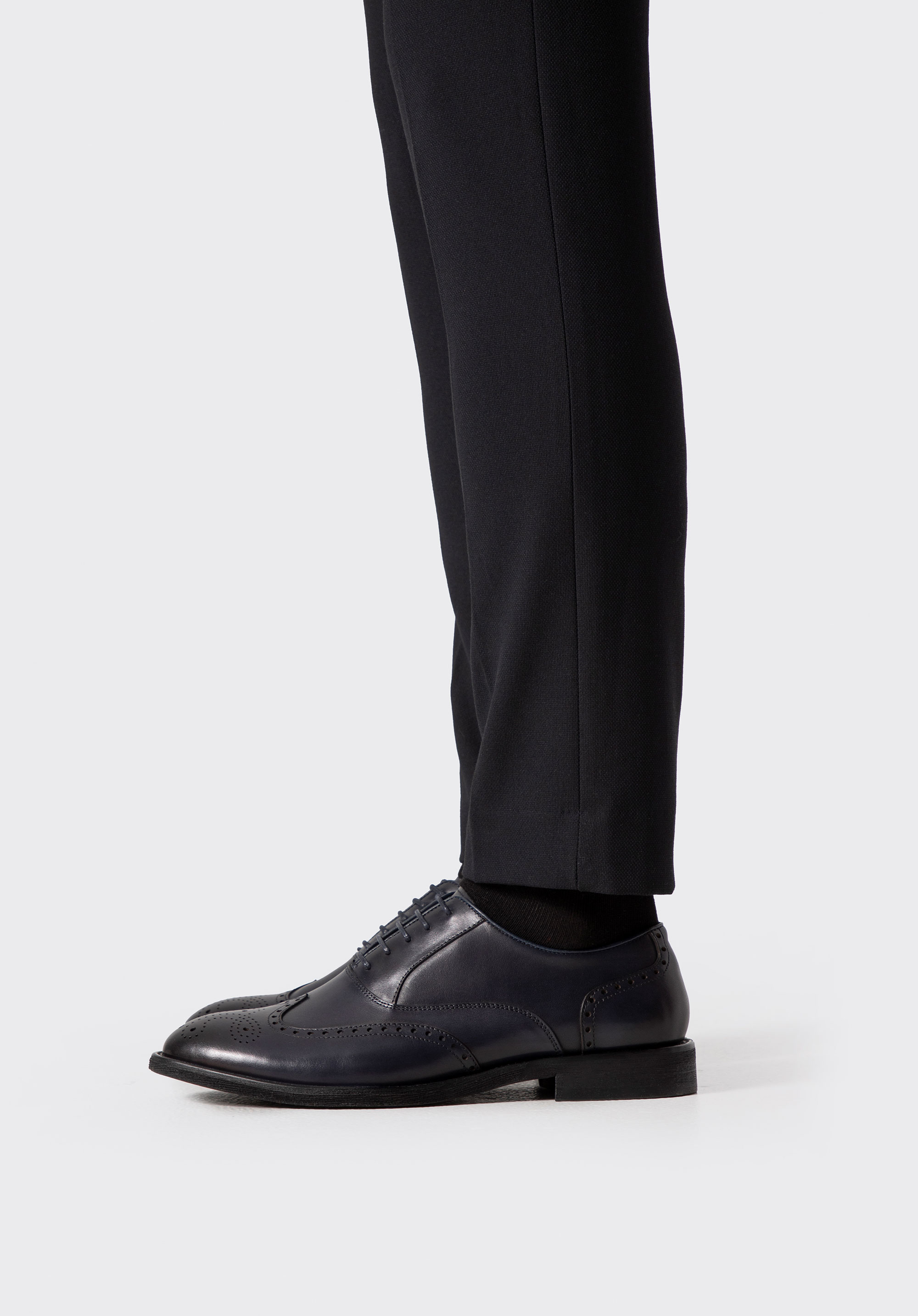 Męskie oxfordy ze skóry naturalnej z perforacjami granatowe