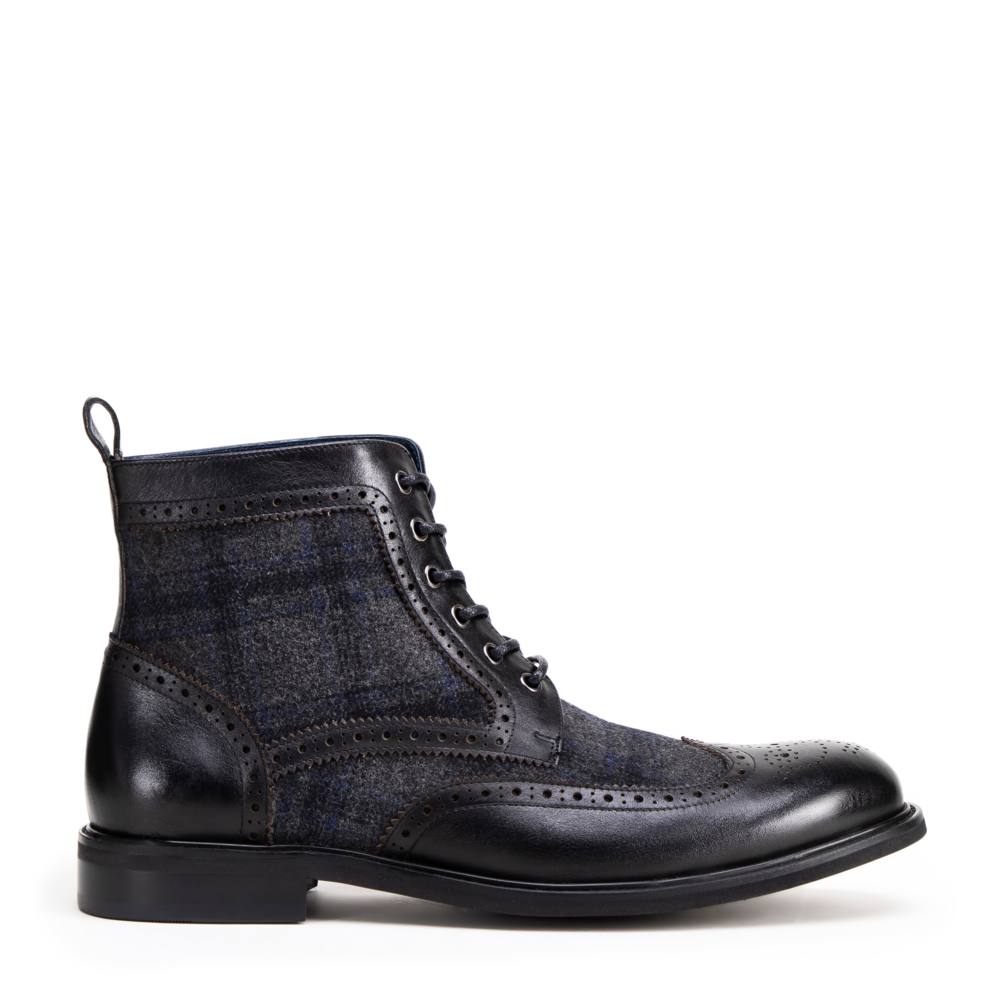 Pánske kožené členkové topánky s perforáciou čierne 99-M-519-1