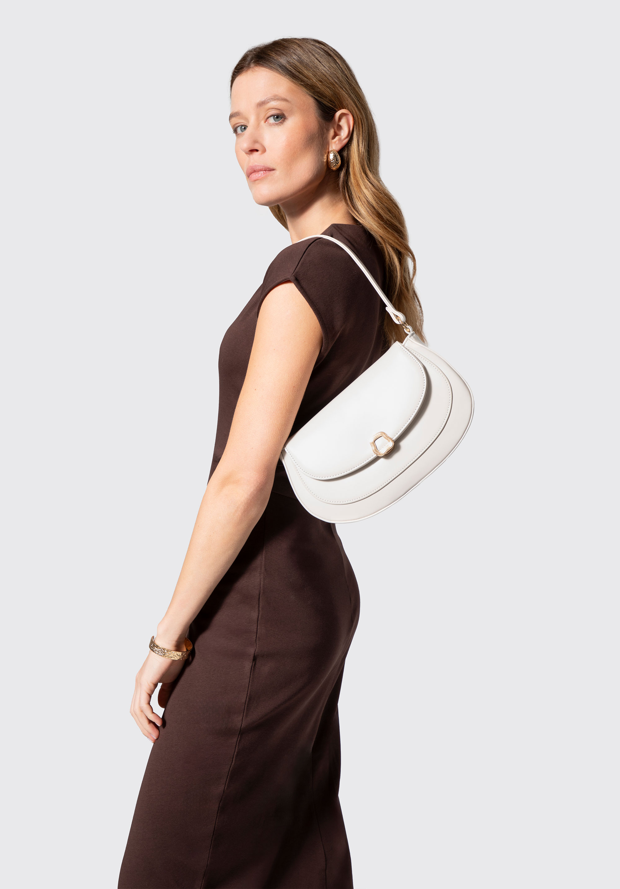 Półokrągła listonoszka z imitacji skóry z dekoracyjnym zapięciem, kremowy, 101-4Y-437-0, Zdjęcie 1