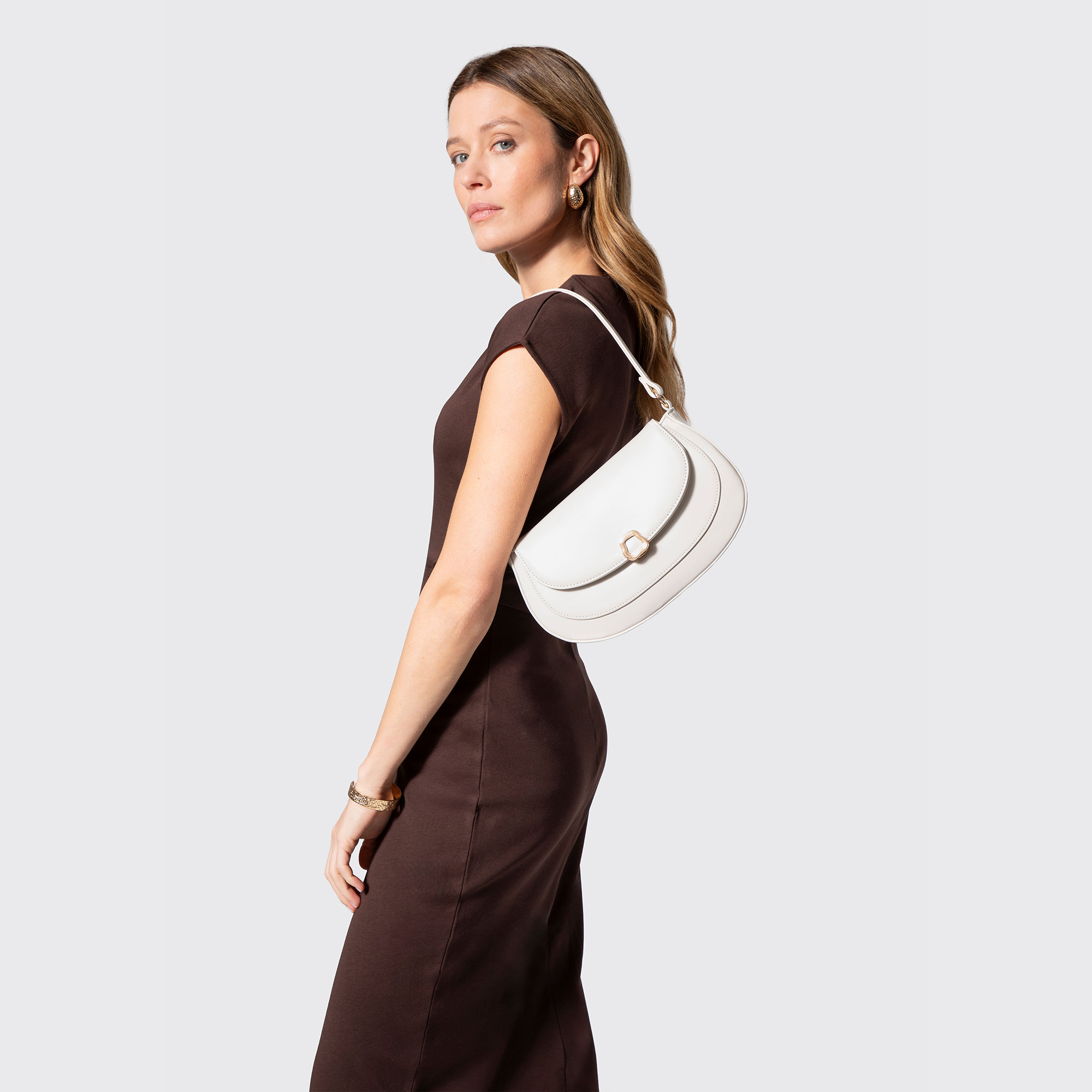 Krémová crossbody kabelka z imitácie kože s kovovou sponou a klopou 101-4Y-437-0, Vyberte variant krémová