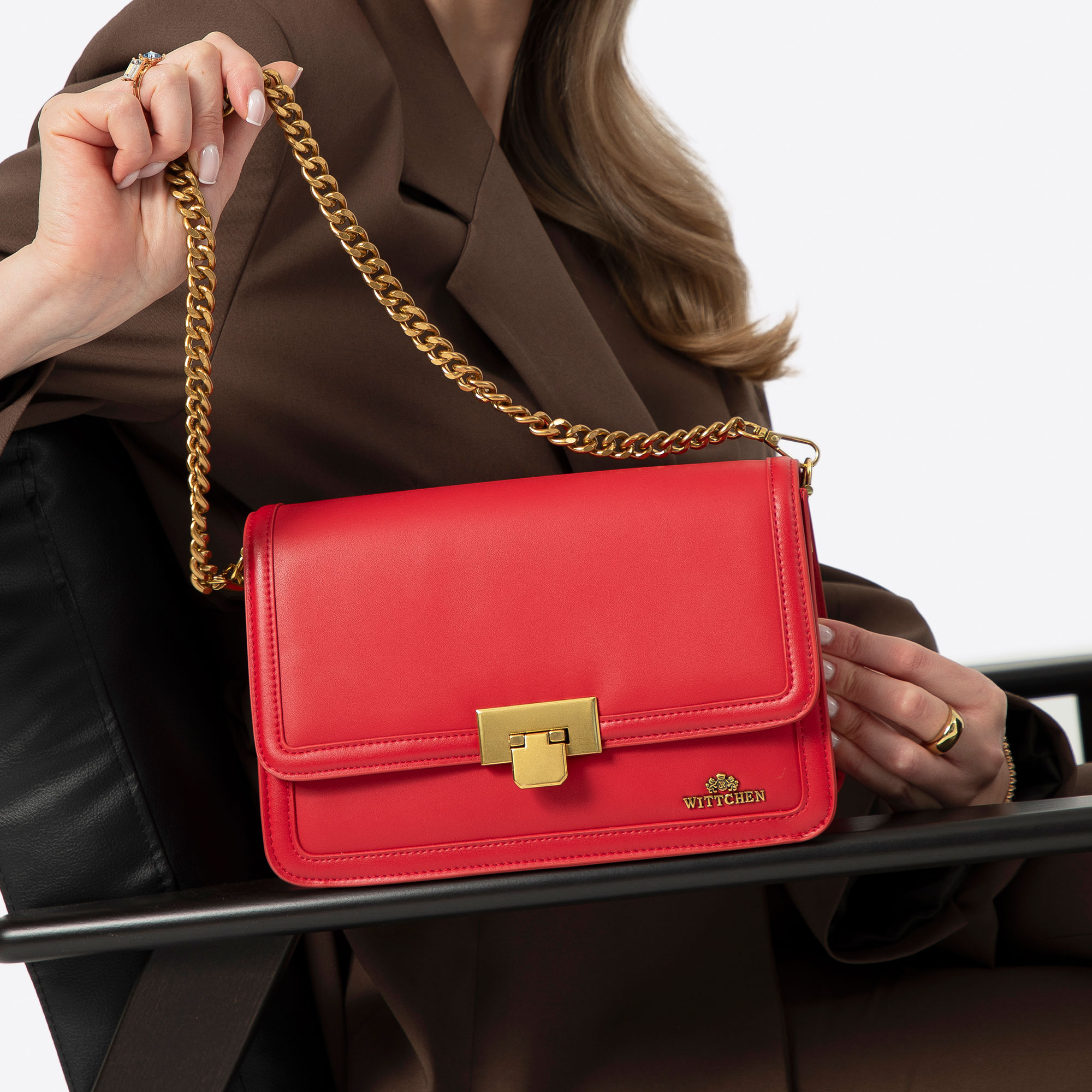 Červená dvojkomorová crossbody kabelka z prírodnej kože s retiazkou a kovovou sponou 100-4E-207-3, Vyberte variant červená
