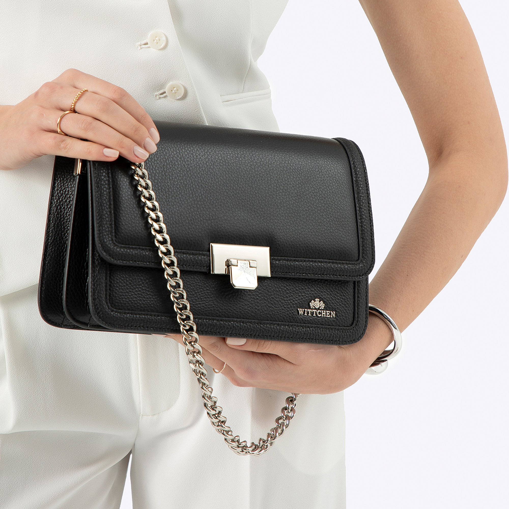 Kožená kabelka crossbody s retiazkou čierno-strieborná 100-4E-206-1S, Vyberte variant čierno-strieborná