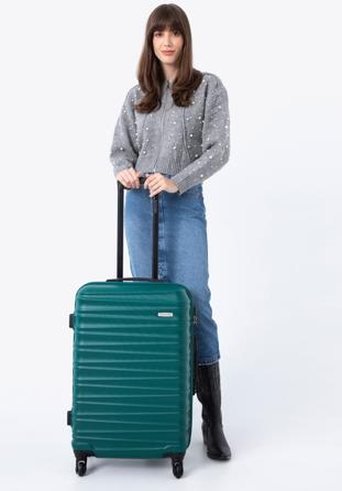 Średnia walizka z ABS-u z żebrowaniem zielona