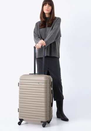 Średnia walizka z ABS-u z żebrowaniem beżowa