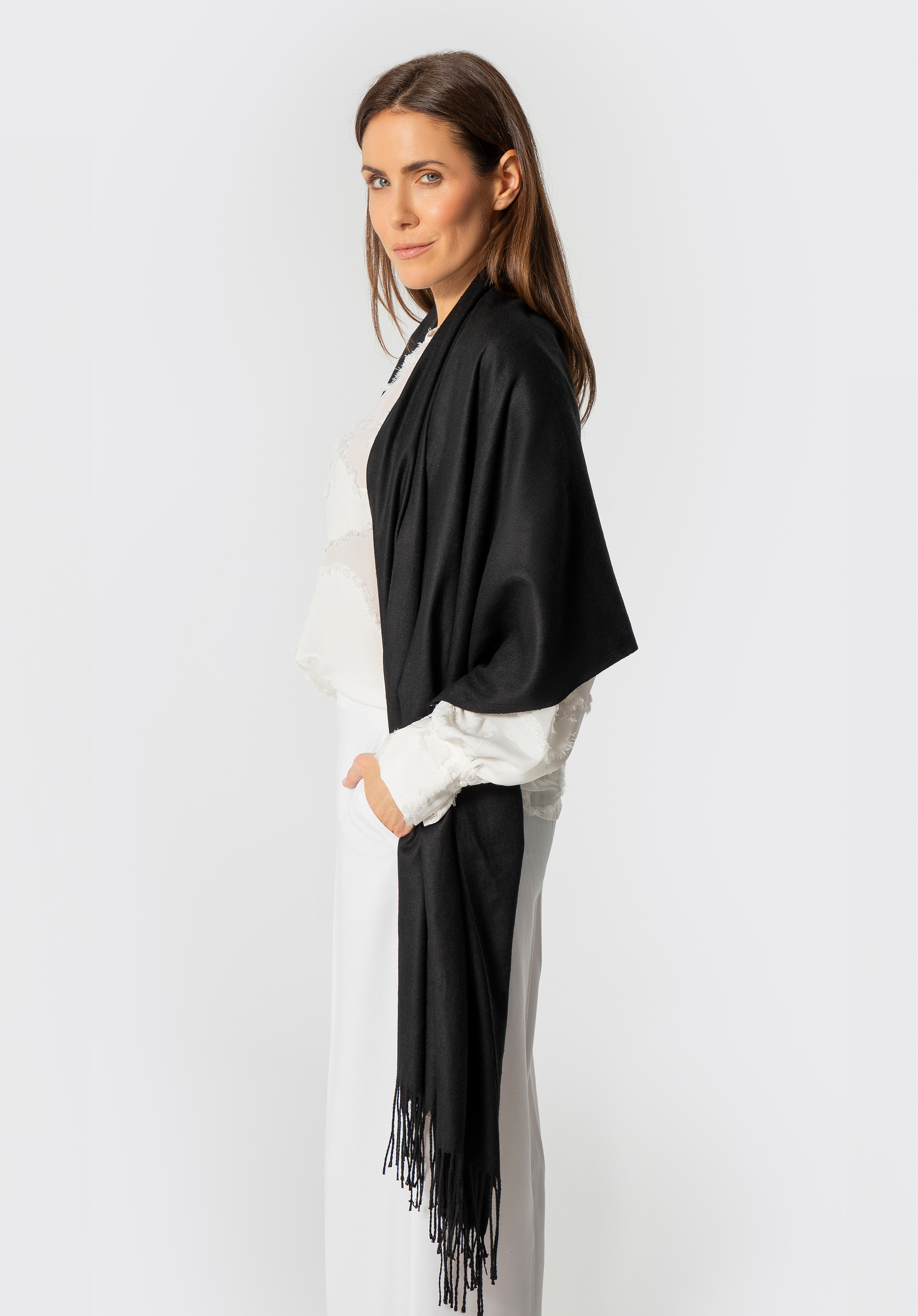 Szalik damski z frędzlami jednolity czarny