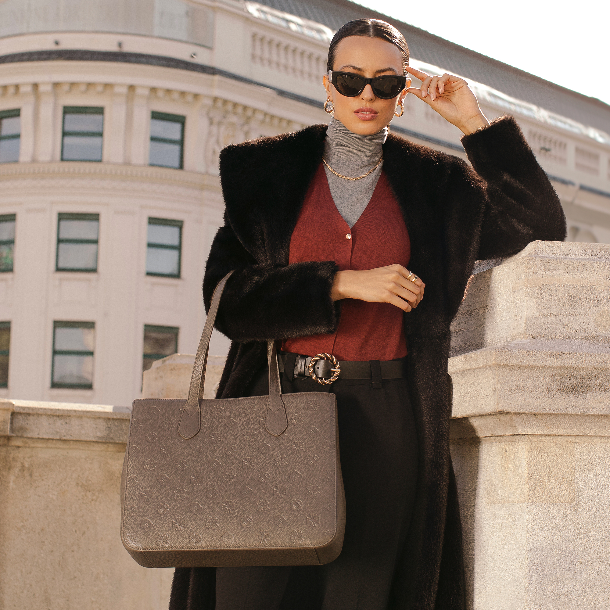 Dámska kožená nákupná kabelka s monogramom, taupe 99-4E-613-9