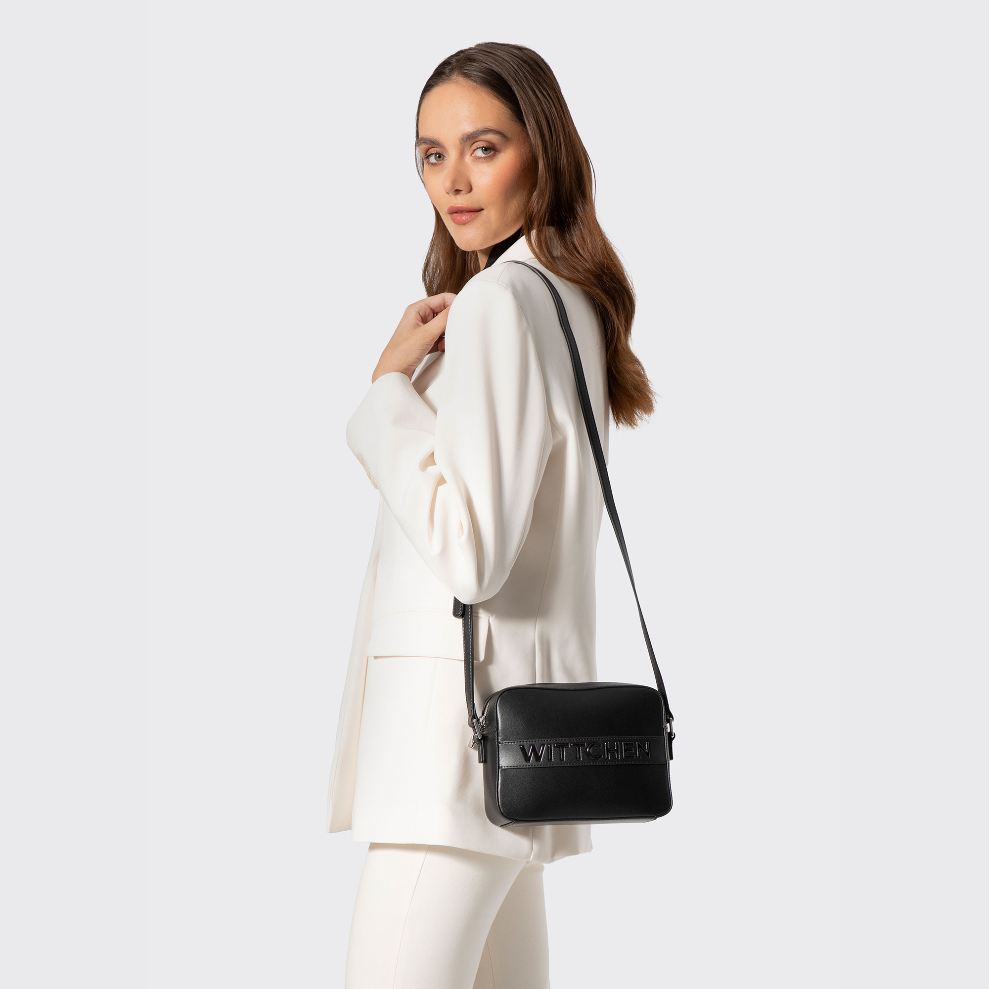 Čierna dámska crossbody kabelka Wittchen z prírodnej kože s harmonickým vzhľadom, Vyberte variant čierna