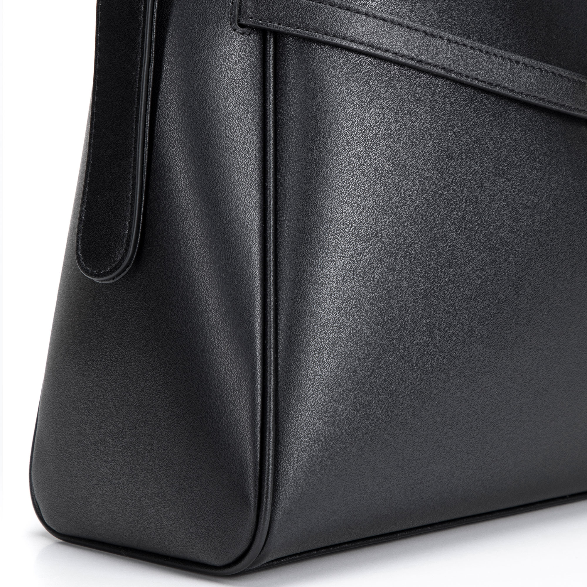 Čierna dámska crossbody kabelka Wittchen z prírodnej kože s nadčasovým dizajnom, Vyberte variant čierna
