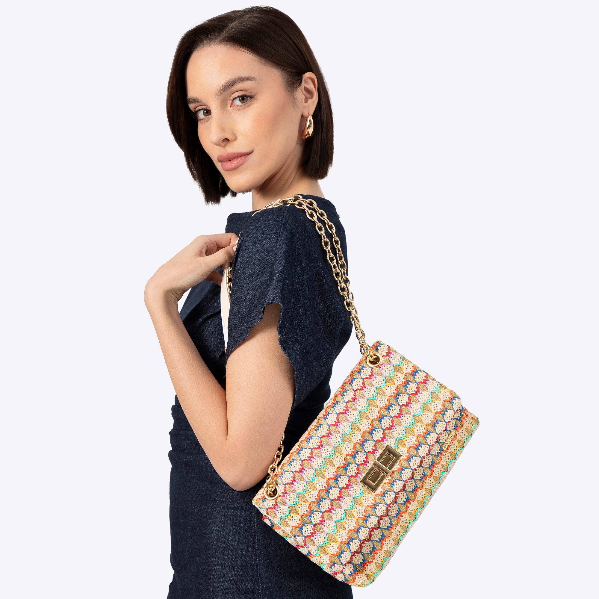 Dámska crossbody z pleteniny na retiazke multicolor Dámska crossbody z pleteniny na retiazke multicolor