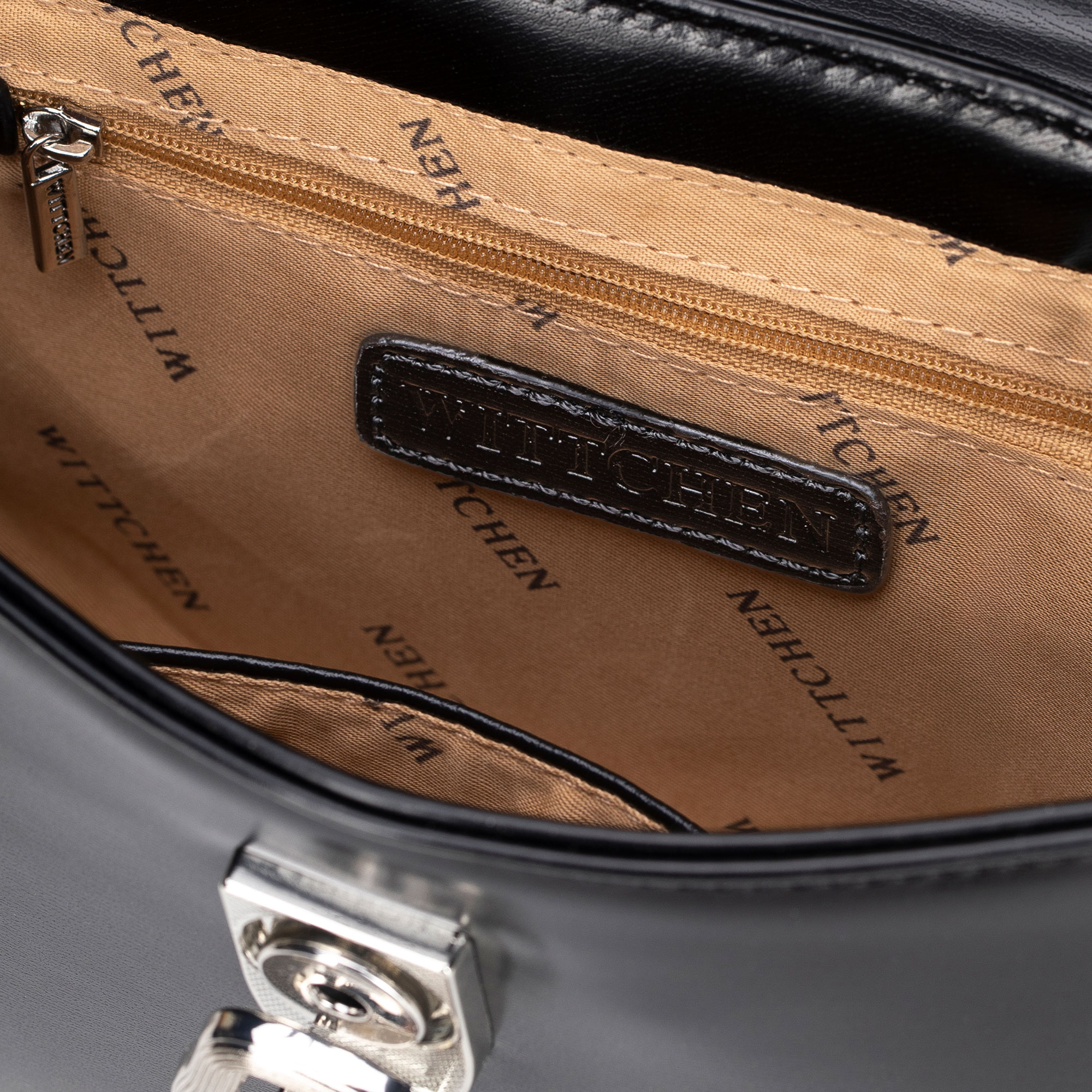 Dámska crossbody kabelka Wittchen z imitácie kože s retiazkovým detailom a elegantným vzhľadom, Vyberte variant čierna