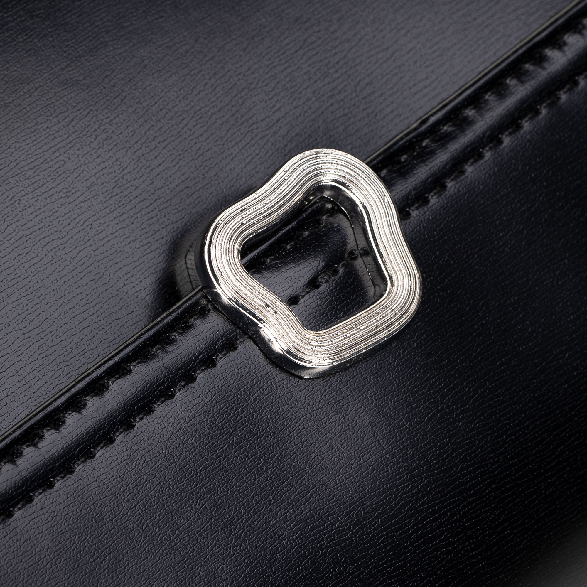 Dámska crossbody kabelka Wittchen z imitácie kože s retiazkovým detailom a elegantným vzhľadom, Vyberte variant čierna